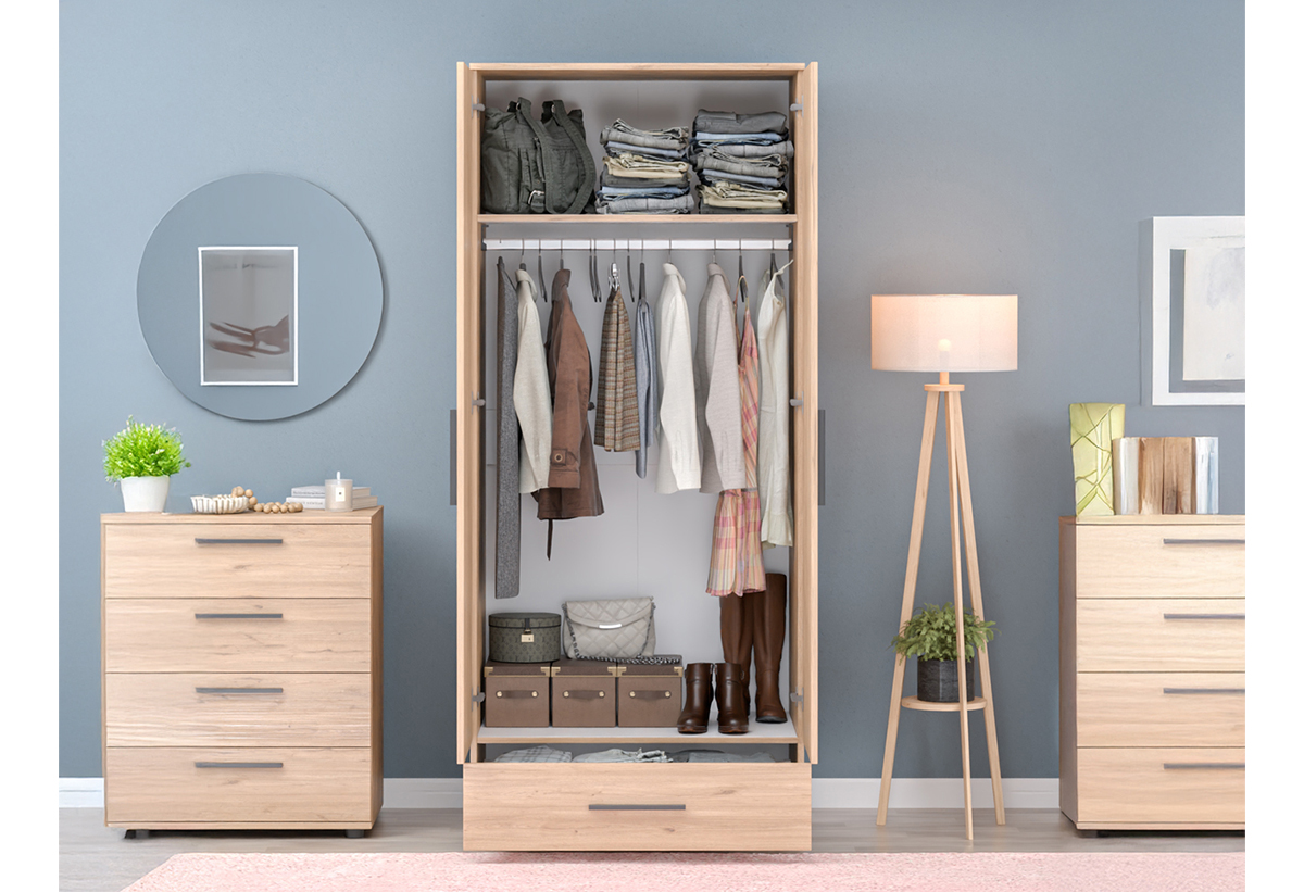 Απεικονίζεται η ντουλάπα ανοιχτή σε υπνοδωμάτιο, δίπλα σε άλλα έποπλα.